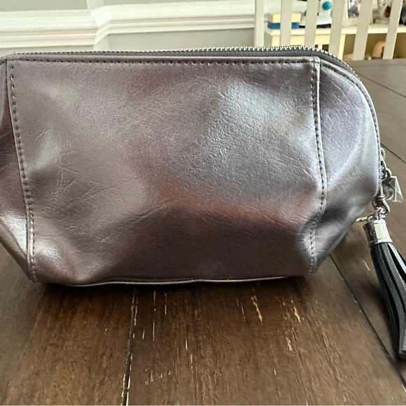 R + F Rodan Fields cosmetics bag - Picture 9 of 12